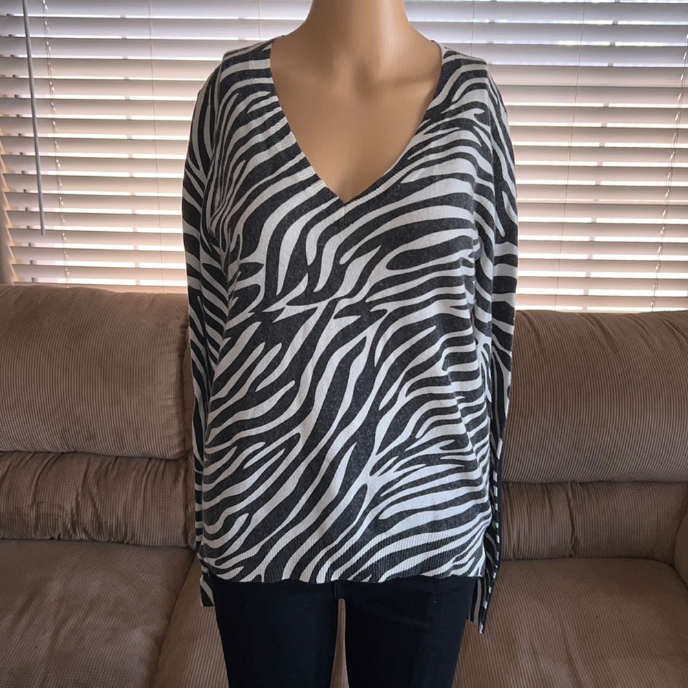 NWOT. Bailey 44 Zebra Front Black Back VNeck Sweater.